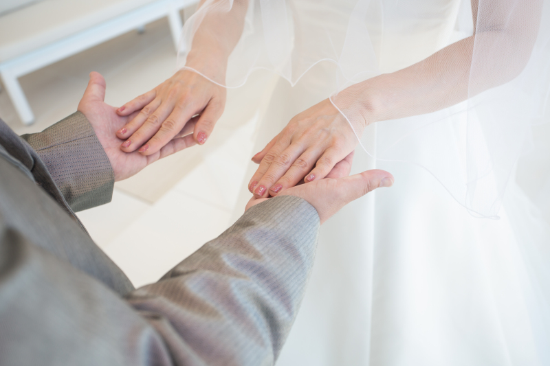 手をとりあって