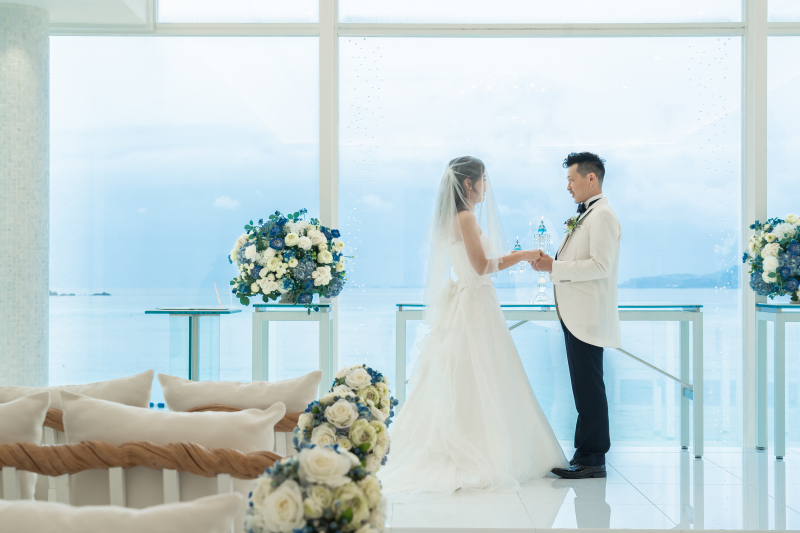 手を取り合って