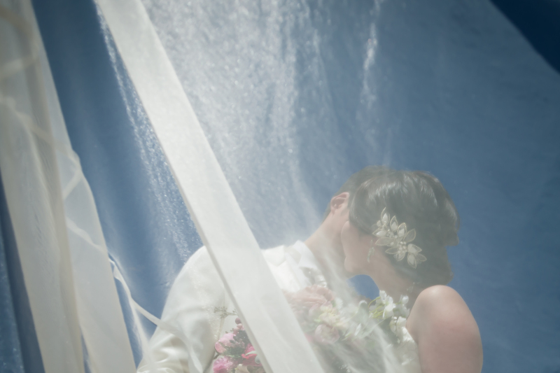 軽やかなドレスを海風にたなびかせ