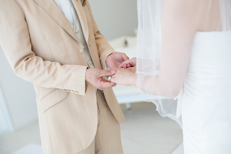 手を取り合って