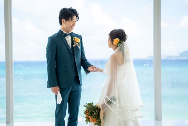 手を取り合って