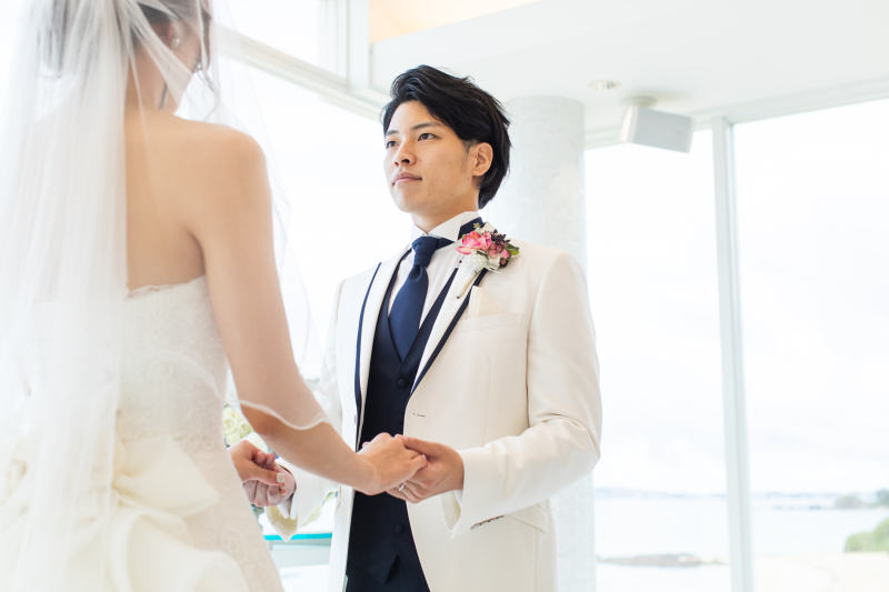 手を取り合って