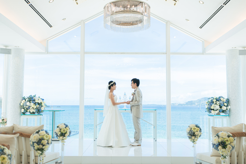 手を取り合って