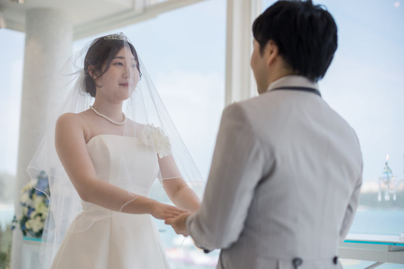 手を取り合って