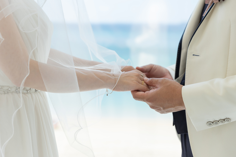 手を取り合って