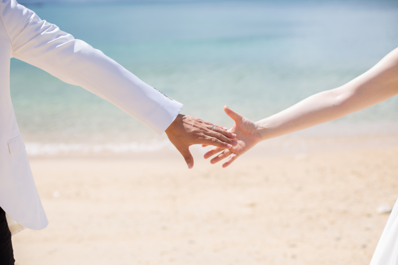 手を取り合って