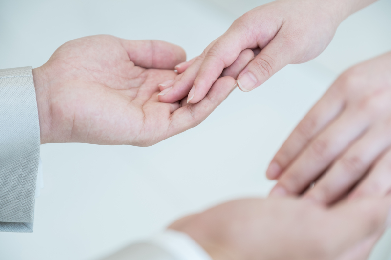 手をとりあって