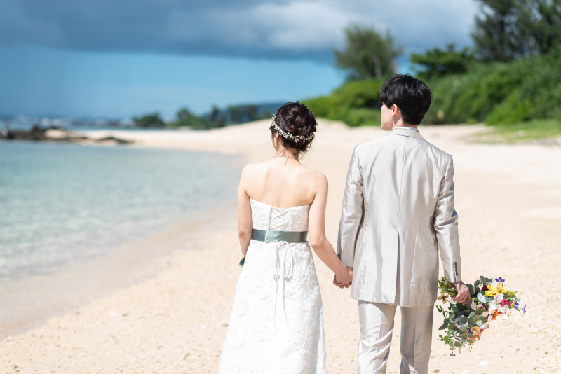 海を見ながら仲良く散歩