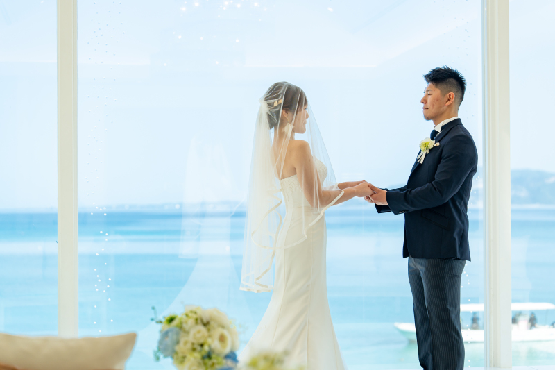 手を取り合って