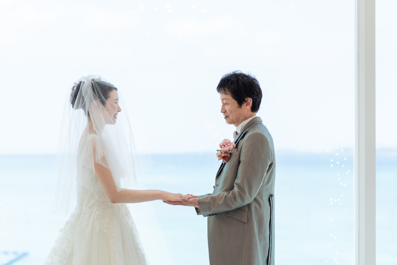 手をとりあって