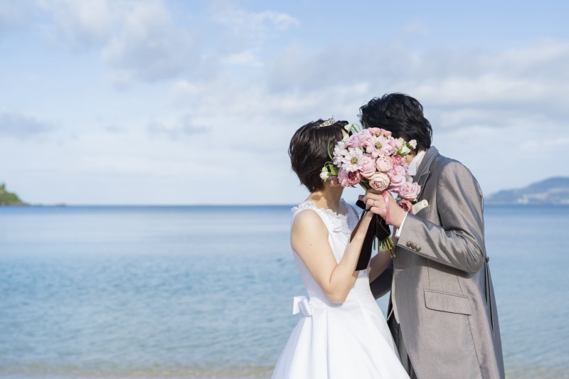 ブーケで顔隠しショット♡