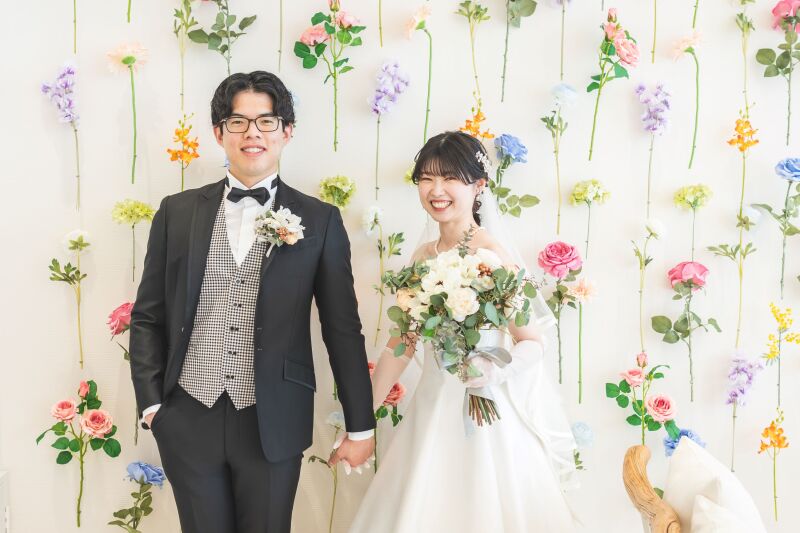 フラワーウォールの前で