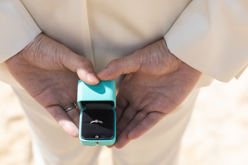 青い海をバックに