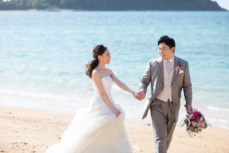 手をとりあって