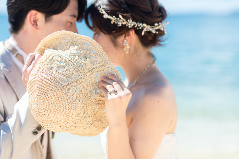 帽子の向こうは...