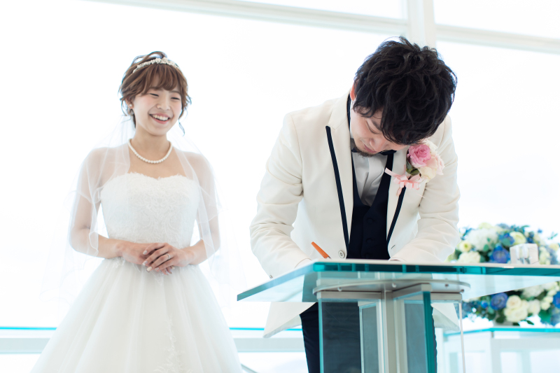 署名を見つめる姿も可愛い・・・