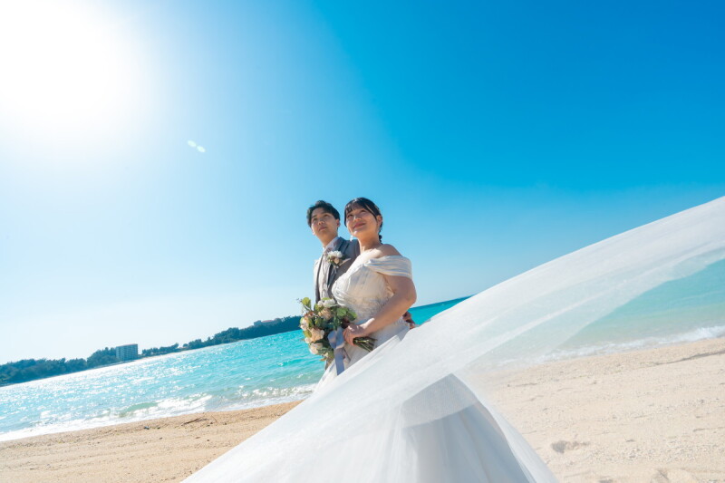 ドレスのトレーンをなびかせて♪