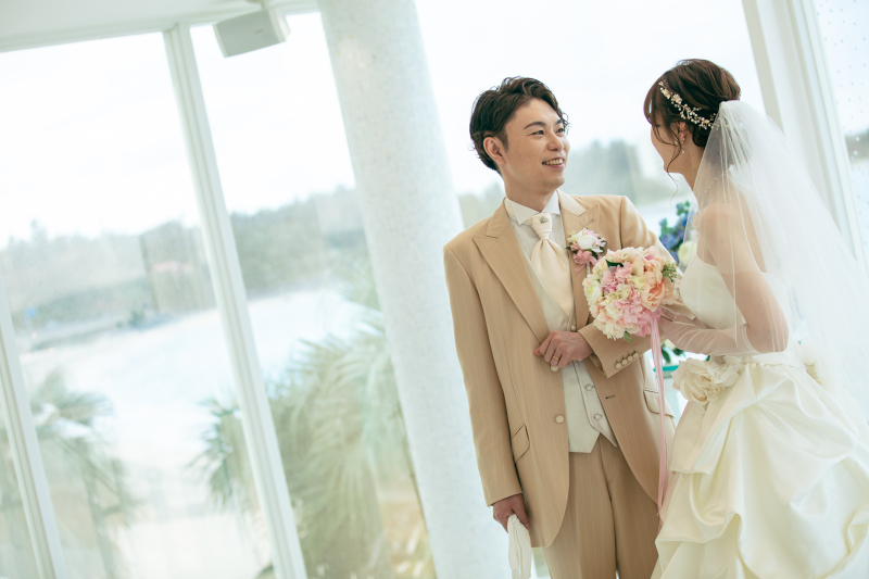 優しく見つめる新郎様