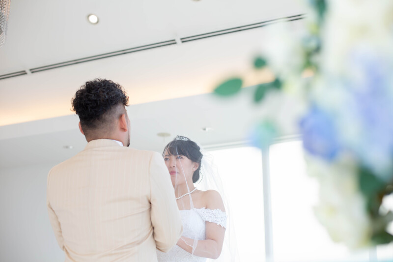 手をとりあって