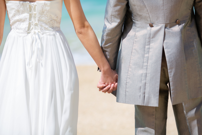 手をとりあって