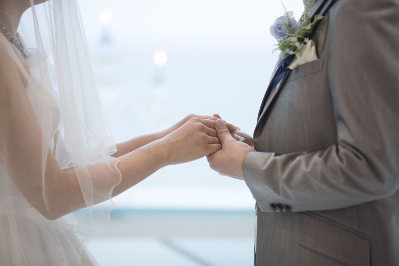 手をとりあって