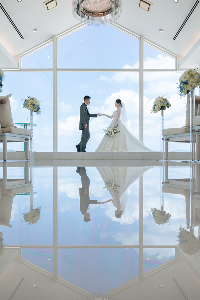 手を取り合って