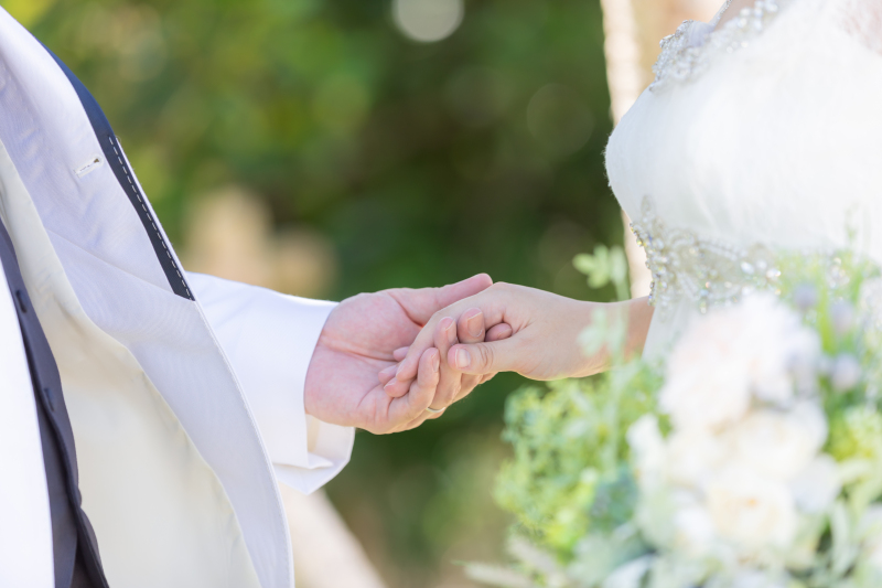 手を取り合って