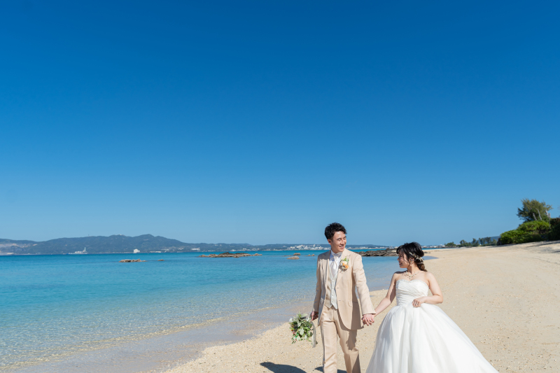 手を取り合って