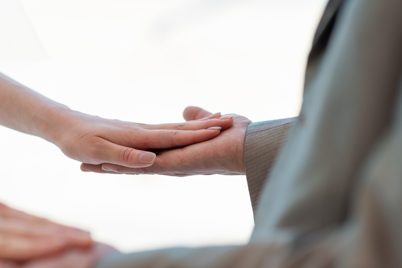 手をとりあって