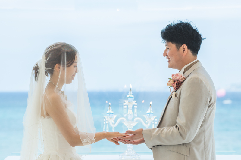 手を取り合って