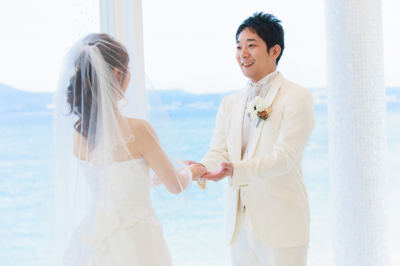 手をとりあって