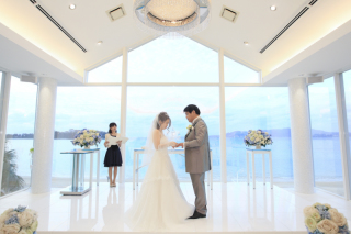 海の見える教会で結婚式