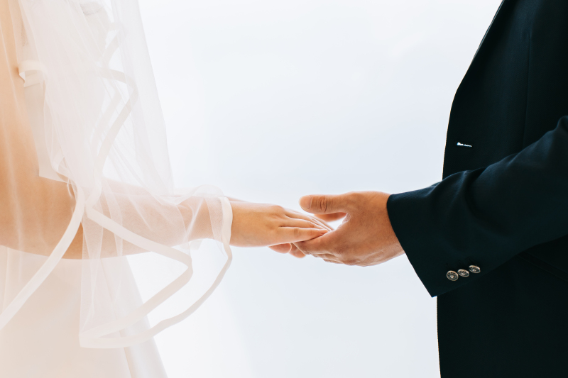 手をとりあって