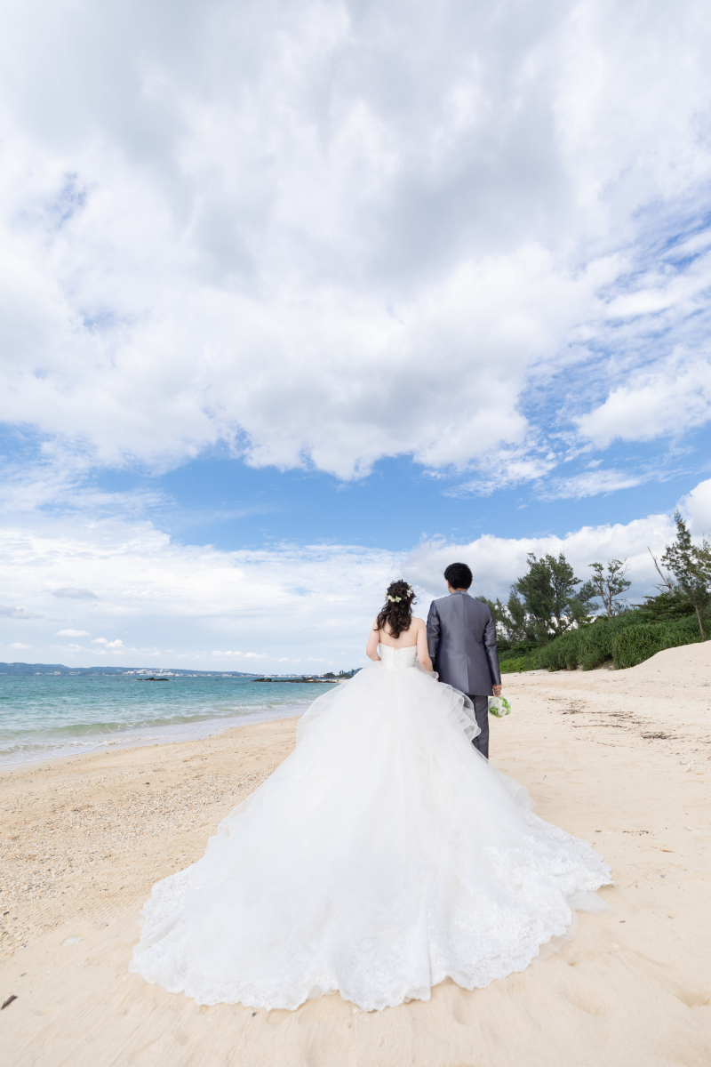 ウェディングドレスは後ろのデザインも要チェック