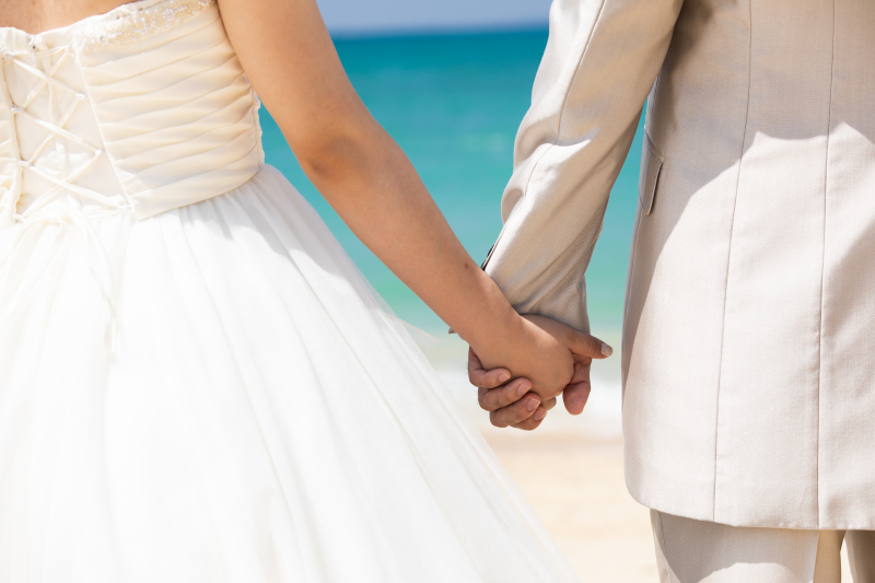 手を取り合って