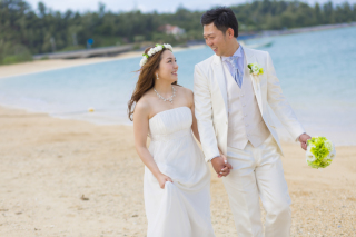 海の見える教会で結婚式