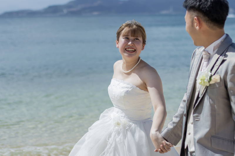 手をとりあって