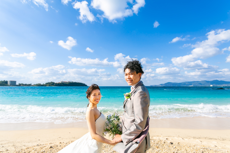 手を取り合って