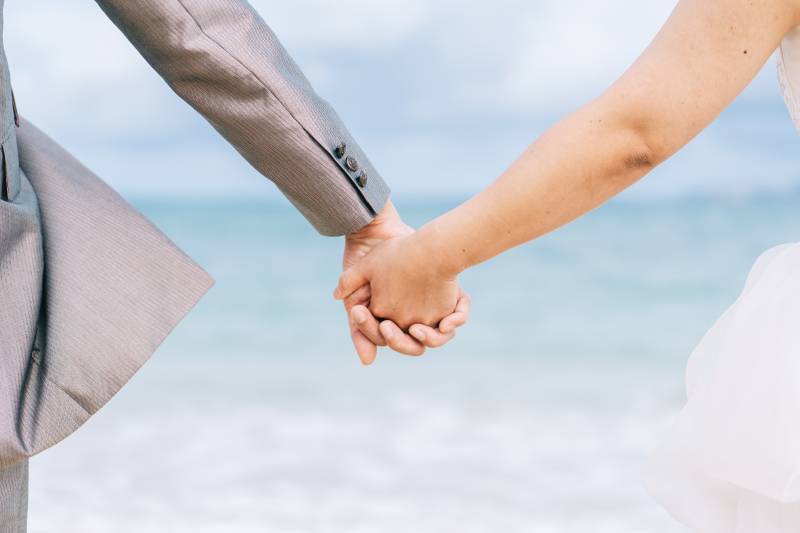 ぎゅっとかたく握って