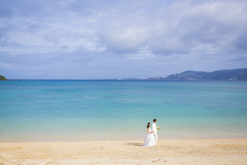 エメラルドグリーン輝く真っ白な砂浜の天然ビーチ♪