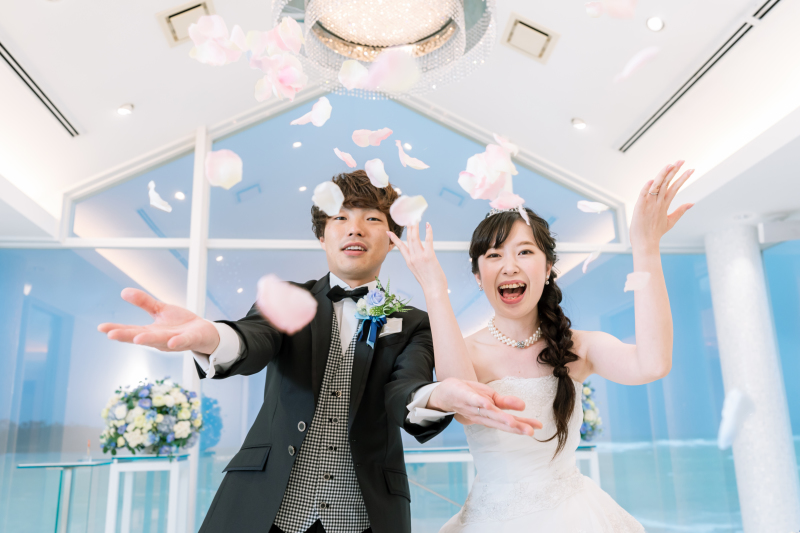 華やかなフラワーシャワーに包まれて