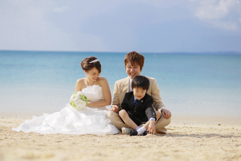 挙式の後はビーチで撮影