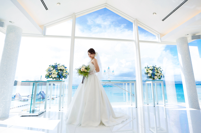 青い空と海を背景にリゾート感あふれるチャペル