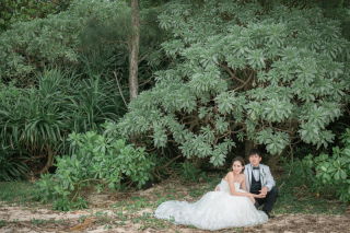 お二人が見つめる先には大きく広がる青い海。あえて青い海は写さずに、沖縄らしい植物を背景にシックな一枚に。この人に頼んで良かった、また撮影をお願いしたいと思えるサービス、技術を提供いたします。