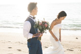 永遠を誓ったお二人が沖縄の夕暮れの海を歩く。特別なことは何もない、ただいつも通り二人で歩いているだけ。だけどその一歩一歩に、これまでの想いと、これからの未来がそっと重なっていく。そんな1枚です。