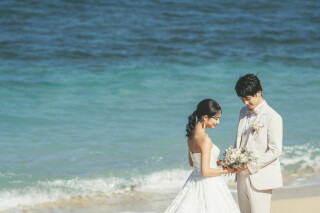 【恩納村／万座の教会】◉Photorait限定◉≪10月中申込限定≫特典「新郎美容オプション」半額クーポン付｜ビーチ100カット