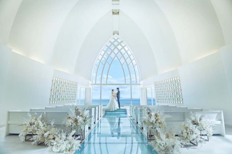 【Photorait限定】11月ご予約でムービー無料!《美容充実プラン》万座チャペル&ビーチ100カット|無料で選べる衣裳で安心