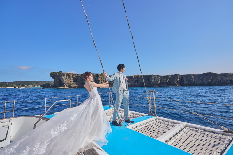 【恩納村】新感覚フォト体験☆【ヨットフォト】付きプラン！景勝地・万座毛を間近にクルージングしながら撮影を♪｜ビーチ100カット