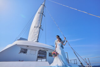 【恩納村】新感覚フォト体験☆【ヨットフォト】付きプラン！景勝地・万座毛を間近にクルージングしながら撮影を♪｜ビーチ100カット