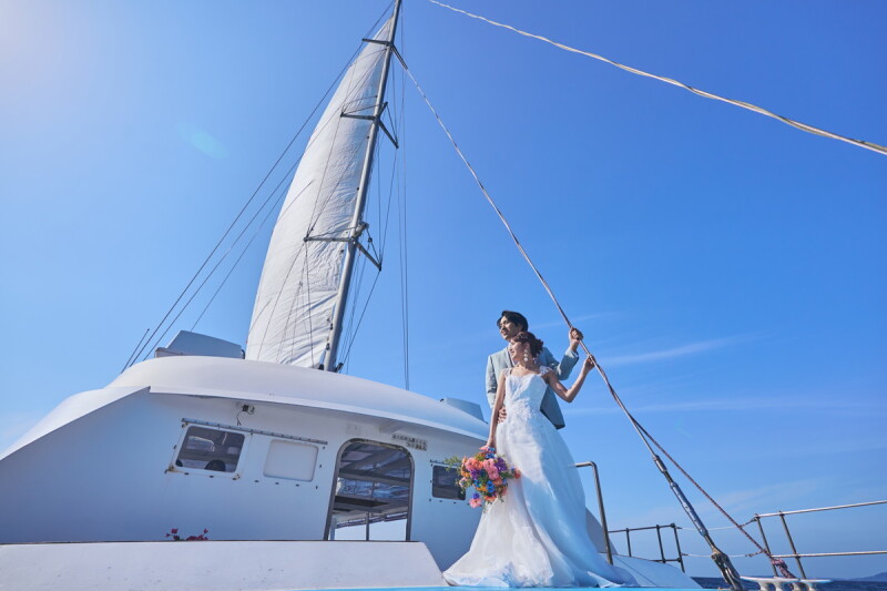 【恩納村】新感覚フォト体験☆【ヨットフォト】付きプラン！景勝地・万座毛を間近にクルージングしながら撮影を♪｜ビーチ100カット